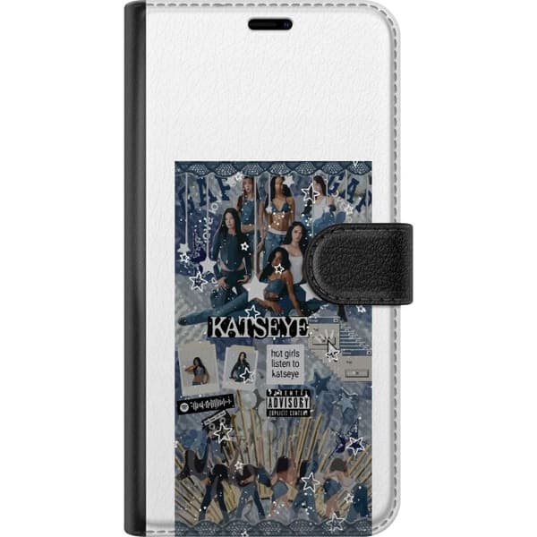 Kompatibel Tegnebogsetui til Apple iPhone 12 mini KATSEYE i en blågrå collage med gruppebilleder, hvide stjerner, grafisk tekst og retroinspirerede d blå
