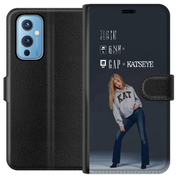 Kompatibel Tegnebogsetui til OnePlus 9 KATSEYE blond medlem i grå trøje og blå jeans mod mørkegrå baggrund i modern modefotografering grå