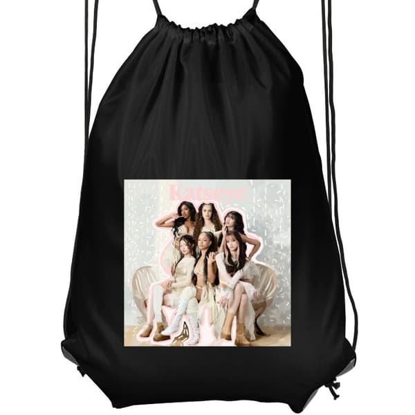 Gymnastikpose Sort KATSEYE samlet i et elegant gruppeportræt med lyse outfits, lyserøde detaljer og en blød beige baggrund sort Barn