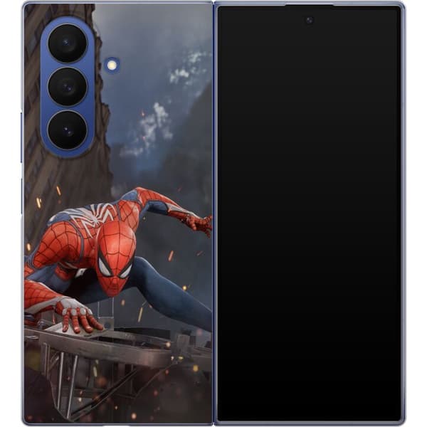 Kompatibelt Mobildeksel til Samsung Galaxy Z Fold7 Rødblå edderkoppshelt i actionpositur blant høye bygninger rød