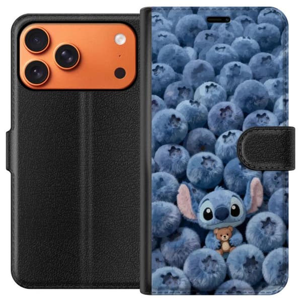Kompatibel Tegnebogsetui til Apple iPhone 17 Pro Max Sød, fluffy blå figur med en lille bamse blandt bløde blåbær blå