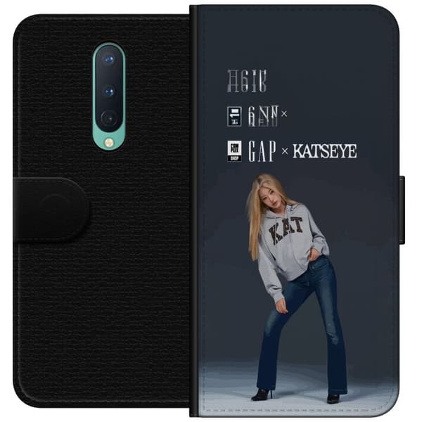 Kompatibel Tegnebogsetui til OnePlus 8 KATSEYE blond medlem i grå trøje og blå jeans mod mørkegrå baggrund i moderne modefotografering grå