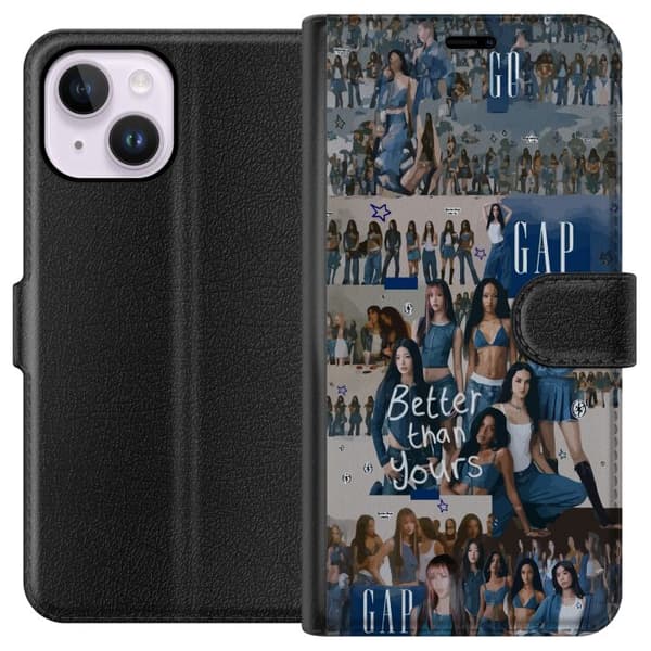 Kompatibel Tegnebogsetui til Apple iPhone 15 Plus KATSEYE i blå denimcollage med gruppebilleder, stjerner og teksten ”Better than yours” i ungdommeli blå