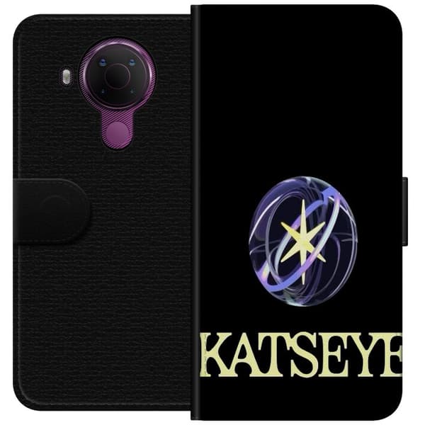 Kompatibel Tegnebogsetui til Nokia 5.4 KATSEYE-logo med gul stjerne, lilla omløbsringe og lys typografi mod sort baggrund sort