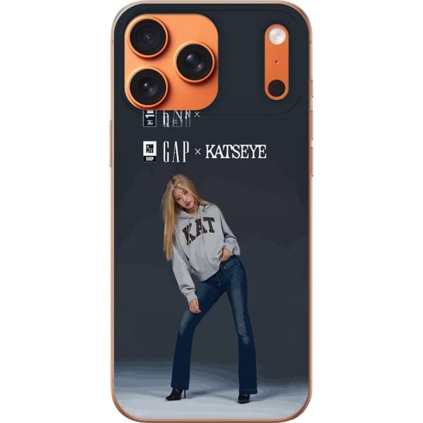 Kompatibel Mobilcover til Apple iPhone 18 Pro Max KATSEYE blond medlem i grå trøje og blå jeans mod mørkegrå baggrund i moderne modefotografering grå