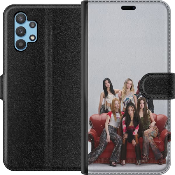 Kompatibel Tegnebogsetui til Samsung Galaxy A32 5G Pigegruppe poserer sammen på rød sofa mod lys baggrund hvid
