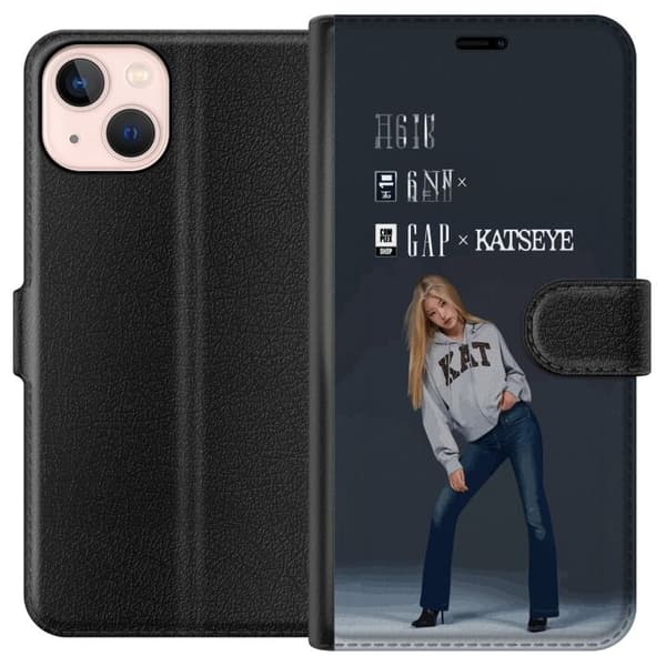 Kompatibel Tegnebogsetui til Apple iPhone 13 mini KATSEYE-blond medlem i grå trøje og blå jeans mod mørkegrå baggrund i moderne modefotografering grå