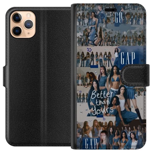 Kompatibel Tegnebogsetui til Apple iPhone 11 Pro Max KATSEYE i blå denimcollage med gruppebilleder, stjerner og teksten ”Better than yours” i ungdomm blå