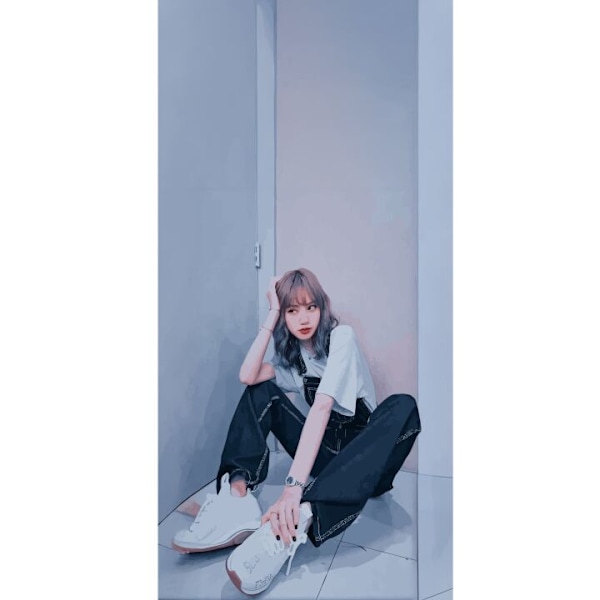 Apple iPhone 13 Pro Tegnebogsetui Lisa from Blackpink – K-pop Style Icon