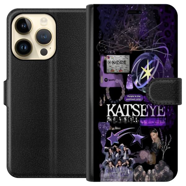 Kompatibel Tegnebogsetui til Apple iPhone 14 Pro KATSEYE i lilla collage med gruppebilleder, stjerner, logo og glitrende nostalgiske detaljer lilla