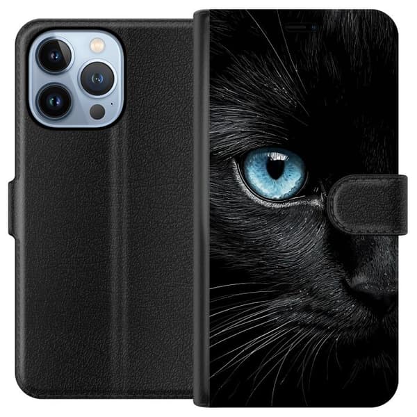Kompatibel Tegnebogsetui til Apple iPhone 13 Pro Nærbillede af sort kat med intenst blåt øje og dramatisk kontrast mod mørk baggrund sort