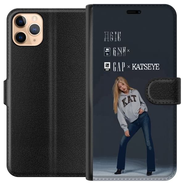 Kompatibel Tegnebogsetui til Apple iPhone 11 Pro Max KATSEYE-blond medlem i grå trøje og blå jeans mod mørkegrå baggrund i moderne modefotografering grå