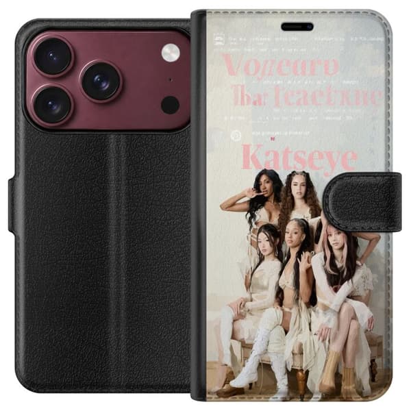 Kompatibel Tegnebogsetui til Apple iPhone 18 Pro Max KATSEYE samlet i et elegant gruppeportræt med lyse outfits, bløde beige toner og moderne popæste beige
