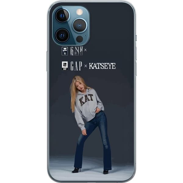 Kompatibel Mobilcover til Apple iPhone 12 Pro Max KATSEYE-blond medlem i grå trøje og blå jeans mod mørkegrå baggrund i moderne modefotografering grå