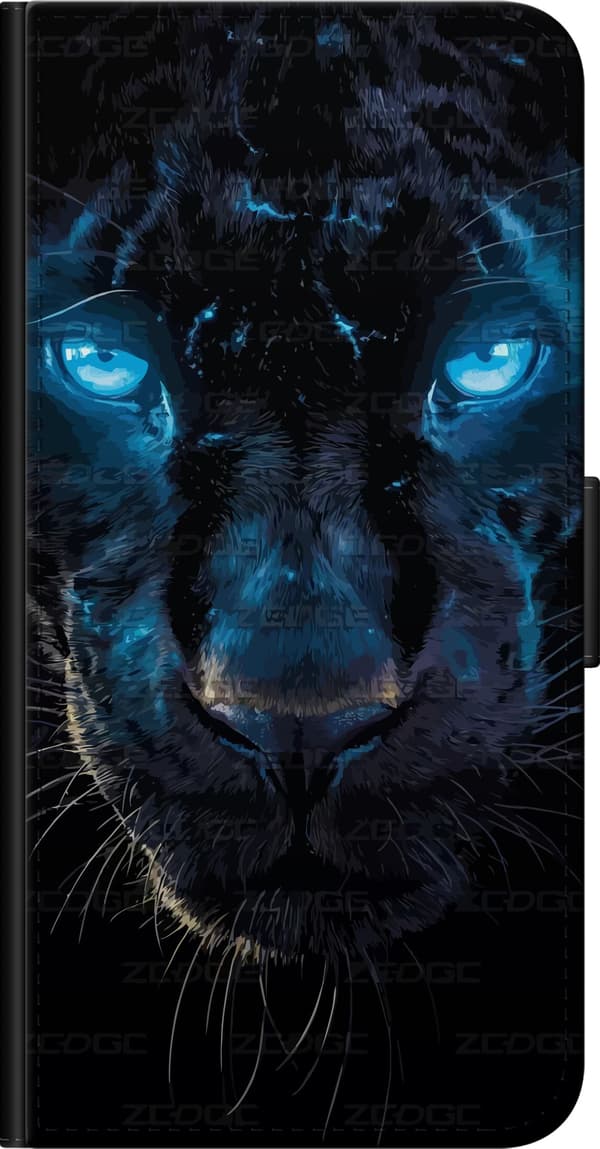 Kompatibel Tegnebogsetui til Xiaomi Redmi Note 10S Sort panter i nærbillede med intenst blå øjne og blå lysdetaljer sort