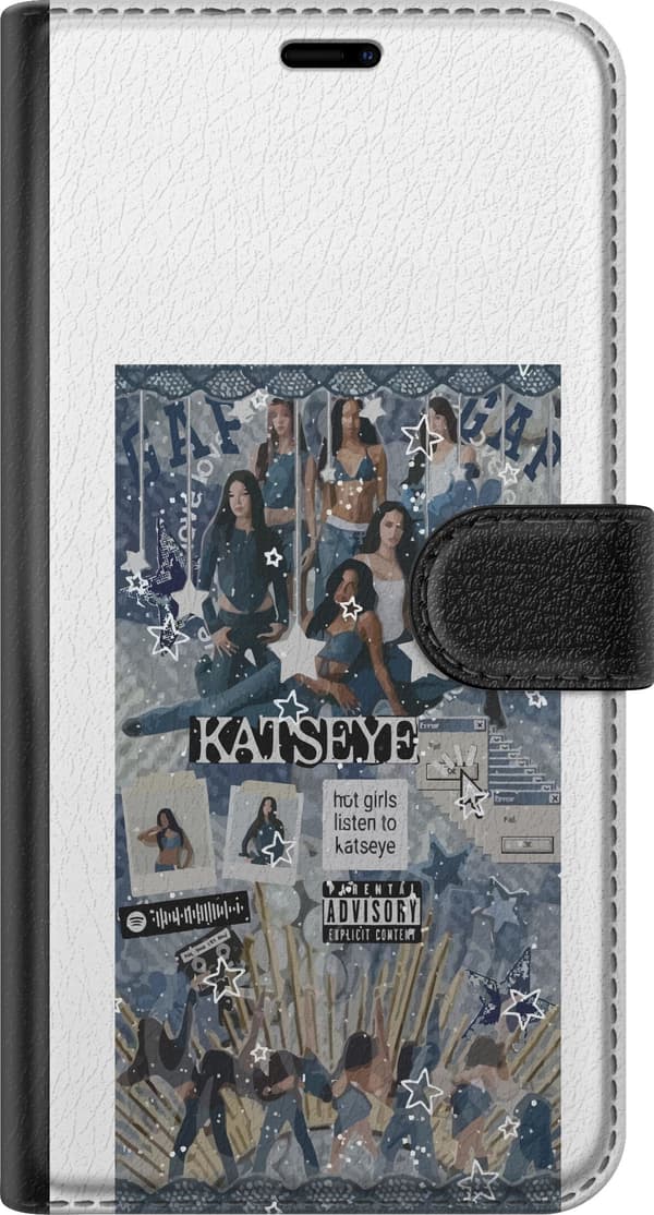 Kompatibel Tegnebogsetui til Apple iPhone 18 Pro KATSEYE i en blågrå collage med gruppebilleder, hvide stjerner, grafisk tekst og retroinspirerede de blå