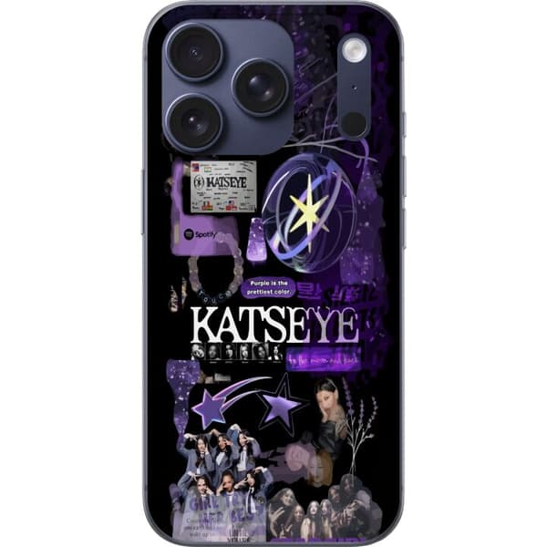 Kompatibelt Mobildeksel til Apple iPhone 18 Pro KATSEYE i lilla collage med gruppebilder, stjerner, logo og glitrende nostalgiske detaljer lila