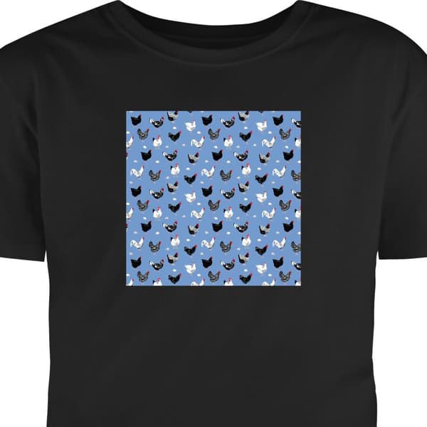 Børne T-shirt Sort 5-6 År Mønster med sorte og hvide høns, haner og æg på blå baggrund sort 5-6 År