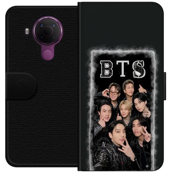 Kompatibel Tegnebogsetui til Nokia 5.4 BTS-medlemmer poserer sammen i sorte outfits for en selfie sort