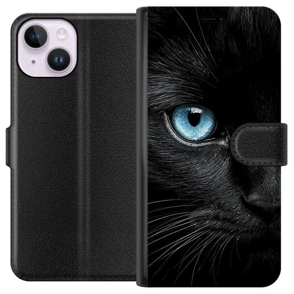 Kompatibel Tegnebogsetui til Apple iPhone 14 Nærbillede af sort kat med intenst blåt øje og dramatisk kontrast mod mørk baggrund sort
