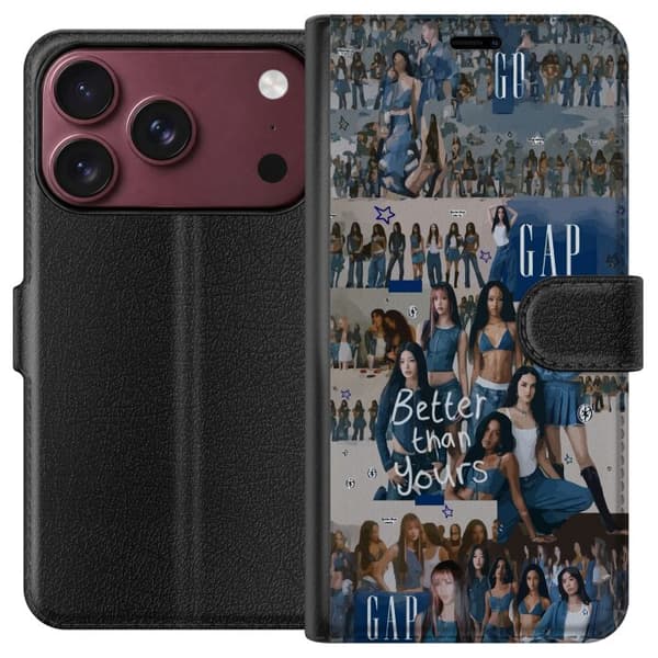 Kompatibel Tegnebogsetui til Apple iPhone 18 Pro KATSEYE i blå denimcollage med gruppebilleder, stjerner og teksten ”Better than yours” i ungdommelig blå