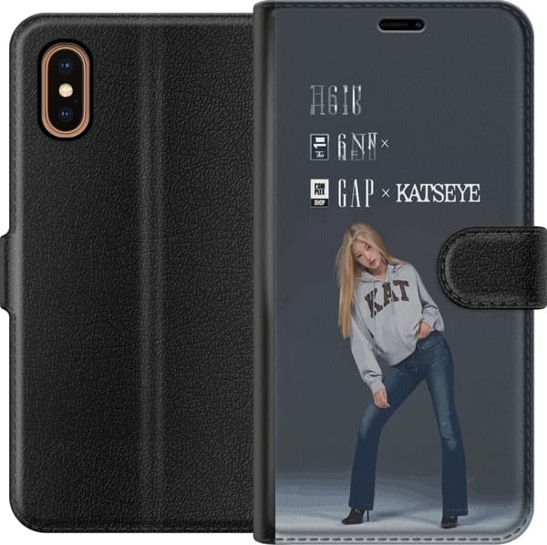 Kompatibel Tegnebogsetui til Apple iPhone XS Max KATSEYE-blond medlem i grå trøje og blå jeans mod mørkegrå baggrund i moderne modefotografering grå