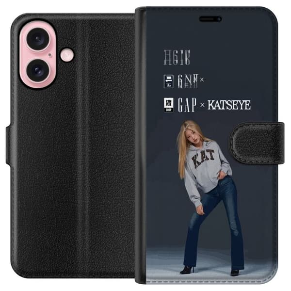 Kompatibel Tegnebogsetui til Apple iPhone 16 KATSEYE blond medlem i grå trøje og blå jeans mod mørkegrå baggrund i modern modefotografering grå