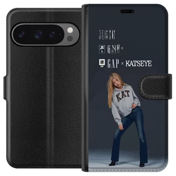Kompatibel Tegnebogsetui til Google Pixel 9 Pro XL KATSEYE blond medlem i grå trøje og blå jeans mod mørkegrå baggrund i modern modefotografering grå