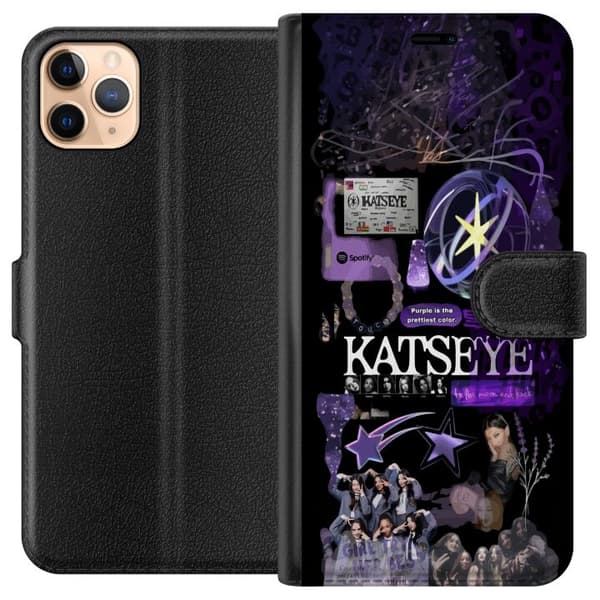 Kompatibel Tegnebogsetui til Apple iPhone 11 Pro Max KATSEYE i lilla collage med gruppebilleder, stjerner, logo og glitrende nostalgiske detaljer lilla