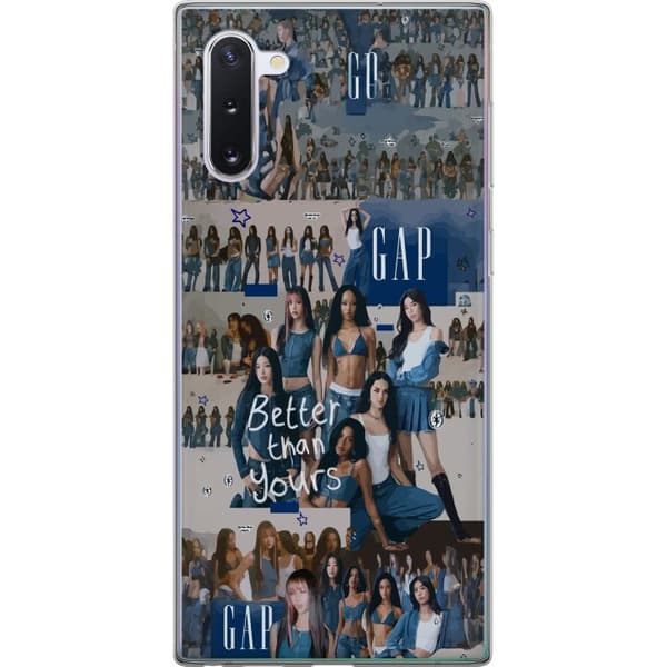 Kompatibelt Mobildeksel til Samsung Galaxy Note10 KATSEYE i blå denimkollasj med gruppebilder, stjerner og teksten «Better than yours» i ungdommelig blå
