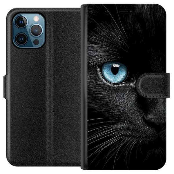 Kompatibel Tegnebogsetui til Apple iPhone 12 Pro Max Nærbillede af sort kat med intenst blåt øje og dramatisk kontrast mod mørk baggrund sort