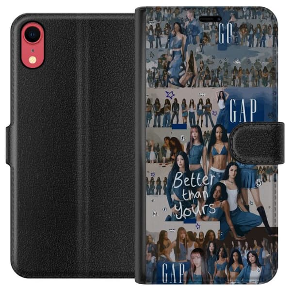 Kompatibel Tegnebogsetui til Apple iPhone XR KATSEYE i blå denimcollage med gruppebilleder, stjerner og teksten “Better than yours” i ungdommelig pla blå