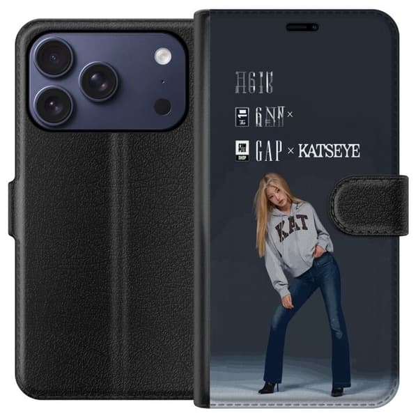 Kompatibel Tegnebogsetui til Apple iPhone 17 Pro KATSEYE-blond medlem i grå trøje og blå jeans mod mørkegrå baggrund i moderne modefotografering grå
