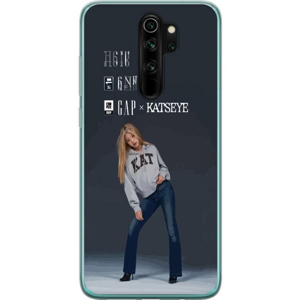 Kompatibel Mobilcover til Xiaomi Redmi Note 8 Pro  KATSEYE blond medlem i grå trøje og blå jeans mod mørkegrå baggrund i moderne modefotografering grå
