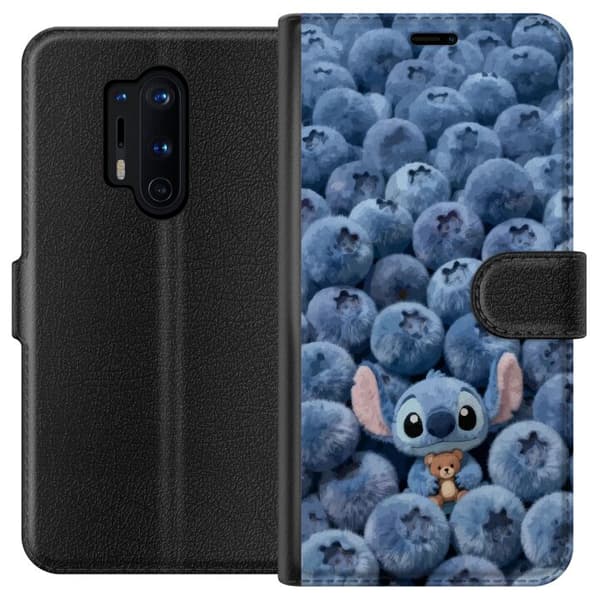 Kompatibel Tegnebogsetui til OnePlus 8 Pro Sød, fluffy blå figur med en lille bamse blandt bløde blåbær blå