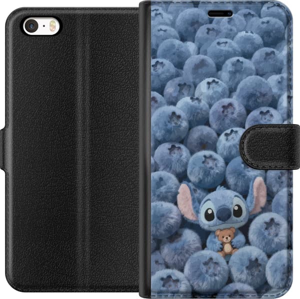 Kompatibel Tegnebogsetui til Apple iPhone SE (2016) Sød, fluffy blå figur med en lille bamse blandt bløde blåbær blå