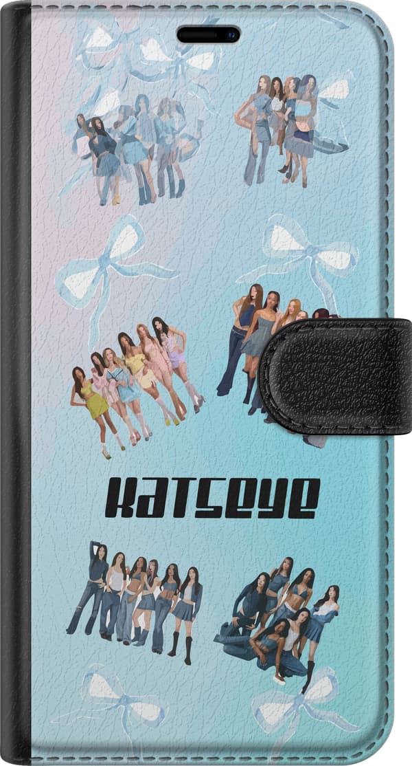 Kompatibel Tegnebogsetui til Apple iPhone 16e KATSEYE i lyseblåt gruppecollage med flere outfits, denim, sløjfer og grafisk sort tekst blå
