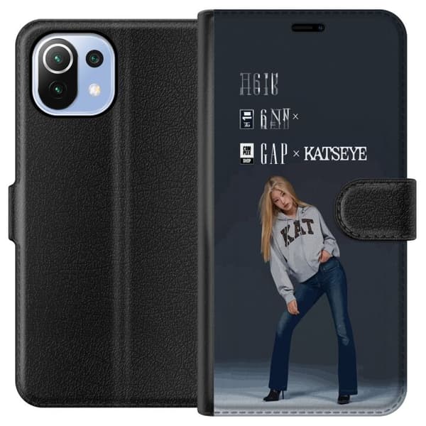 Kompatibel Tegnebogsetui til Xiaomi Mi 11 Lite KATSEYE blond medlem i grå trøje og blå jeans mod mørkegrå baggrund i moderne modefotografering grå