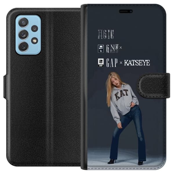 Kompatibel Tegnebogsetui til Samsung Galaxy A72 5G KATSEYE-blond medlem i grå trøje og blå jeans mod mørkegrå baggrund i moderne modefotografering grå