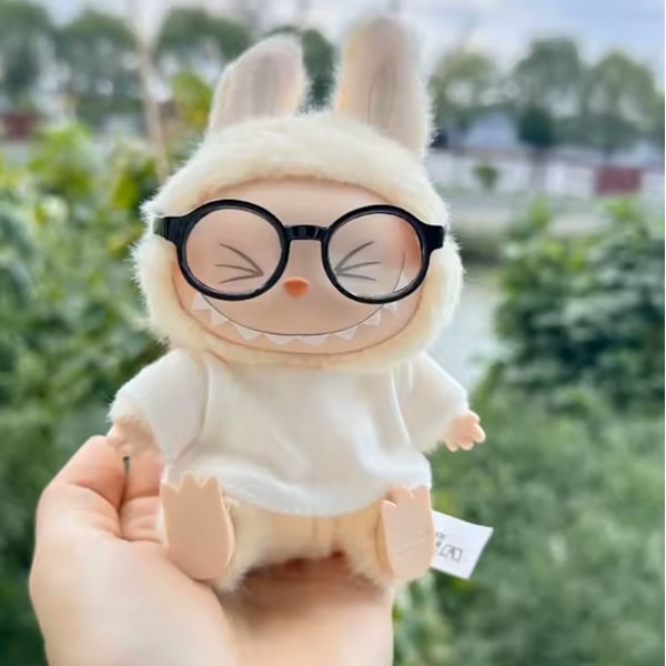 Hvid T-shirt til Pop Mart Labubu – Tøj til Exciting Macaron