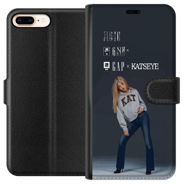 Kompatibel Tegnebogsetui til Apple iPhone 8 Plus KATSEYE blond medlem i grå trøje og blå jeans mod mørkegrå baggrund i modern modefotografering grå