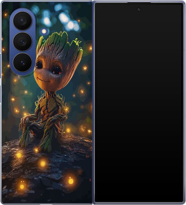 Kompatibelt Mobildeksel til Samsung Galaxy Z Fold7 Groot på en gren blant lysende lyspunkter i en mørk skog brun