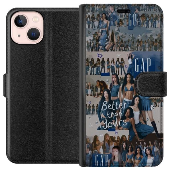 Kompatibel Tegnebogsetui til Apple iPhone 13 mini KATSEYE i blå denimcollage med gruppebilleder, stjerner og teksten ”Better than yours” i ungdommeli blå