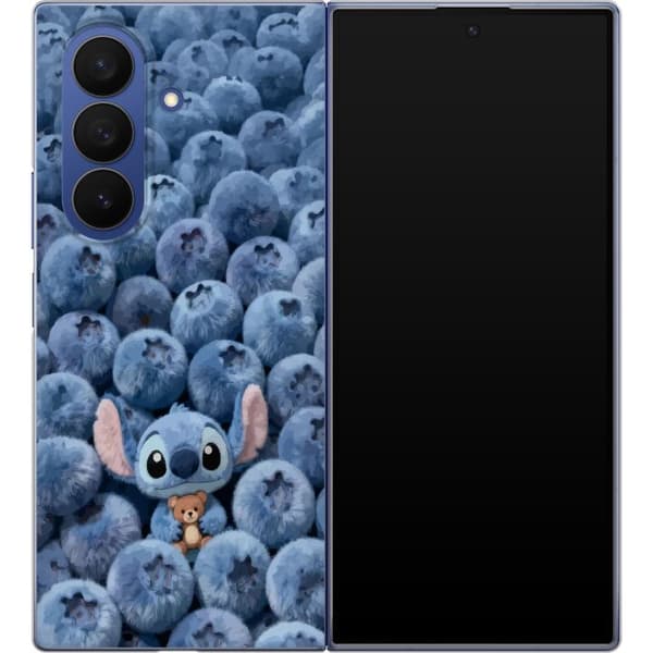 Kompatibelt Mobildeksel til Samsung Galaxy Z Fold7 Søt fluffy blå figur med liten bamse blant myke blåbær blå