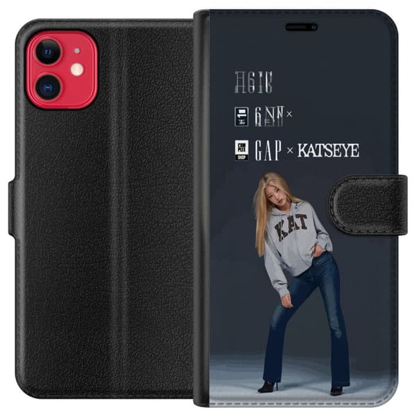 Kompatibel Tegnebogsetui til Apple iPhone 11 KATSEYE blond medlem i grå trøje og blå jeans mod mørkegrå baggrund i modern modefotografering grå