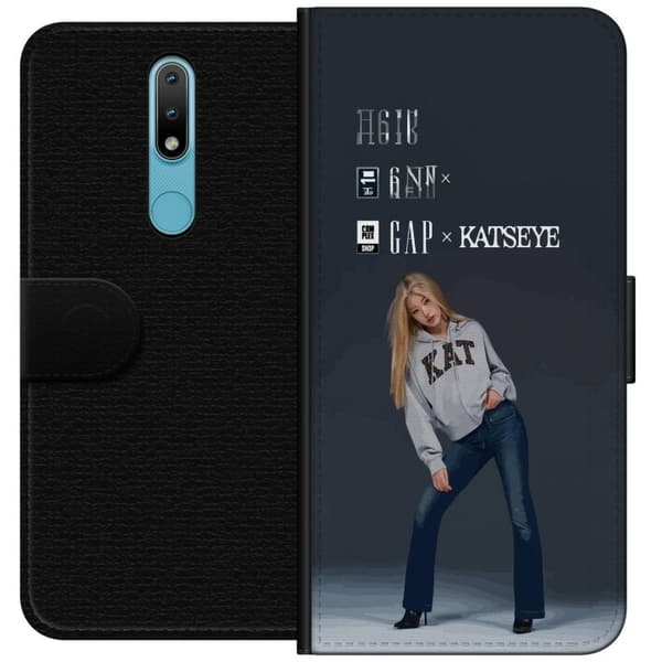 Kompatibel Tegnebogsetui til Nokia 2.4 KATSEYE-blond medlem i grå trøje og blå jeans mod mørkegrå baggrund i moderne modefotografering grå