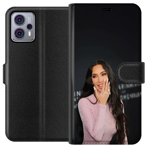 Motorola Moto G23 Tegnebogsetui Kim Kardashian – Trending Outfits 2025