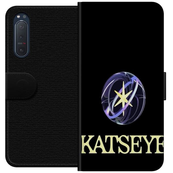Kompatibel Tegnebogsetui til Sony Xperia 5 II KATSEYE-logo med gul stjerne, lilla omløbsringe og lys typografi mod sort baggrund sort