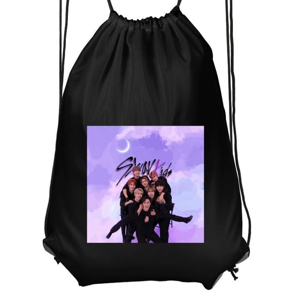 Gymnastikpose Sort Stray Kids gruppbild under lila månhimmel sort Barn
