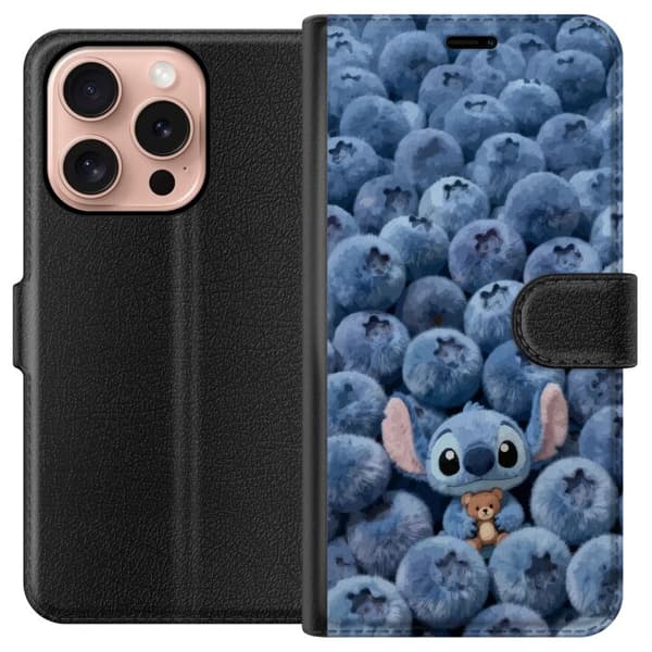 Kompatibel Tegnebogsetui til Apple iPhone 16 Pro Sød, fluffy blå figur med en lille bamse blandt bløde blåbær blå